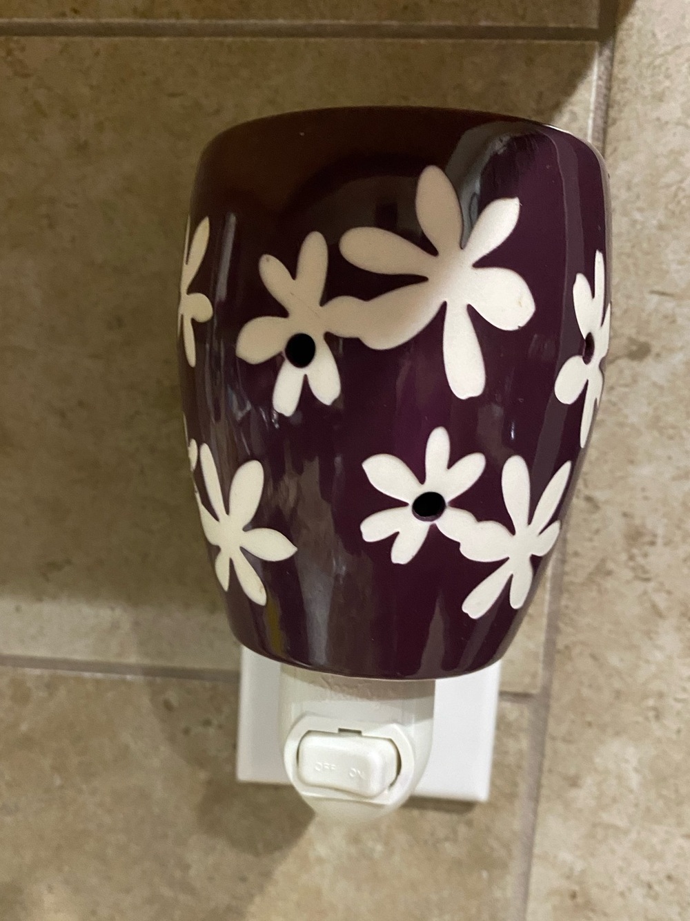 Scentsy Wax Warmer Wall Plug-in NightLite Purple LEI Floral Daisy Retired 2010